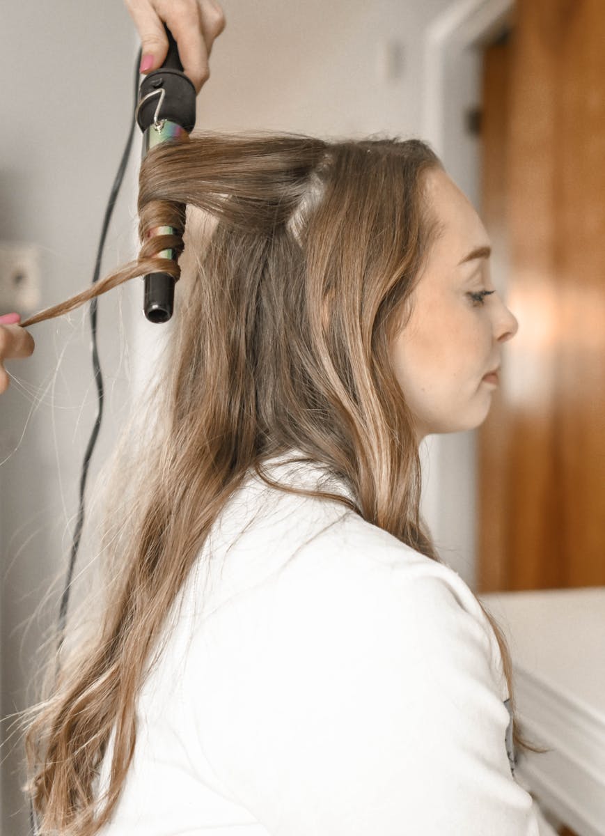 een vrouw bij de kapper